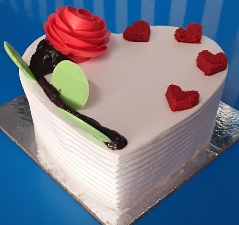 Vanilla Cake With Rose Toppings
